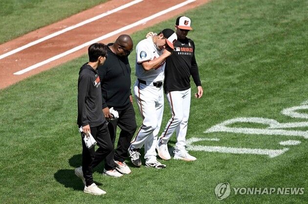 “강습 타구에 오른발 부상”…스가노, 김혜성 타구 맞고 교체 후 정밀 검진 / 연합뉴스