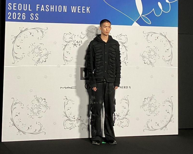 “191cm 모델 포스의 반전”…전승훈, ‘서울패션위크’ 런웨이서 존재감→관객 매료