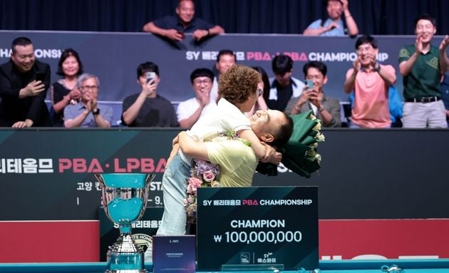“55세 첫 우승 감격”…이승진, PBA 투어 결승서 최성원 제압 / 연합뉴스