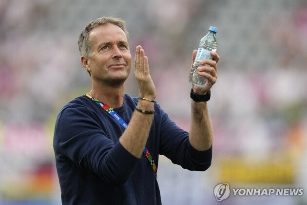 “덴마크 준결승 지휘자 부임”…히울만, 레버쿠젠 사령탑 선임 2027년까지 계약 / 연합뉴스