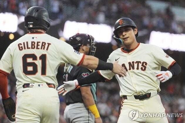 “통산 10호 홈런 작렬”…이정후, 3안타 2타점 폭발 MLB 8번째 두자릿수 / 연합뉴스