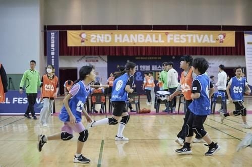 “전국 50개교서 핸볼 수업”…대한핸드볼협회, 찾아가는 강습 9월 개시 / 연합뉴스