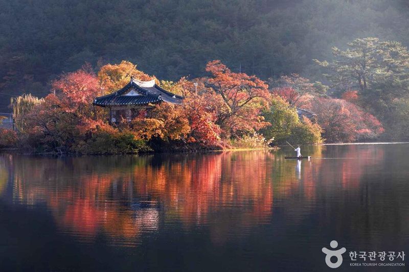 사진 = 포토코리아(한국관광공사) 추색의 위양지