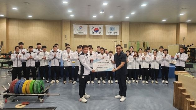 “발전기금 500만원 기탁”…홍정기, 역도 국가대표팀 지원 / 연합뉴스