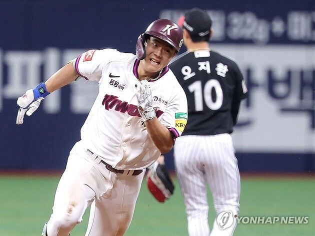 “우중간 싹쓸이 3루타 작렬”…어준서, 오지환 앞 3안타 맹타로 키움 대승 견인 / 연합뉴스