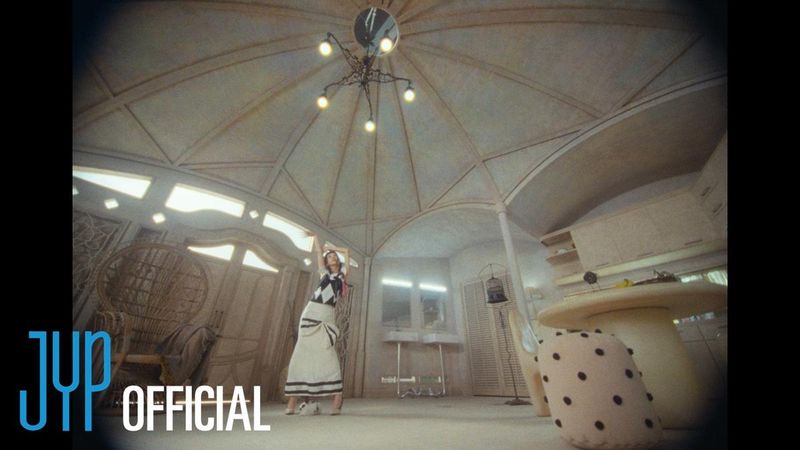 “채영의 솔로는 달랐다”…트와이스 채영, ‘SHOOT (Firecracker)’ 속 재즈 퍼포먼스→전 세계 팬 몰입 / JYP엔터테인먼트