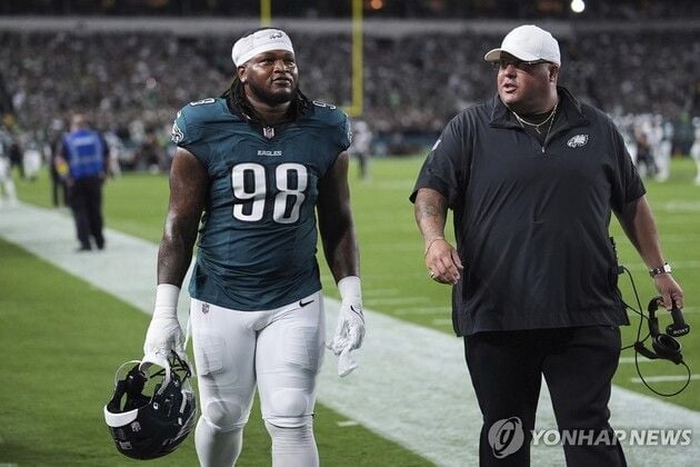“6초 만에 침 뱉기 퇴장”…카터, NFL 주급 전액 몰수 징계 / 연합뉴스