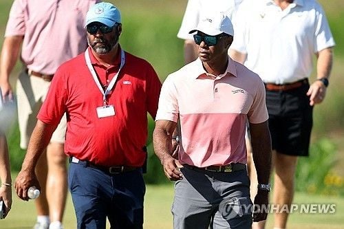 “6개월 만에 골프공 스윙”…타이거 우즈, 복귀 신호 영상 공개 / 연합뉴스