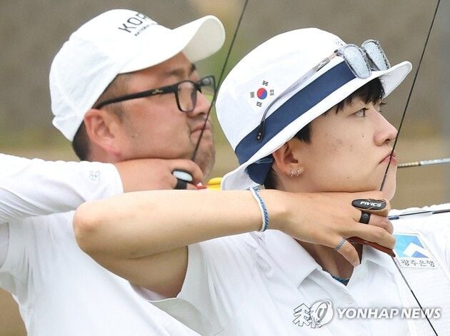 “혼성 은메달 획득”…안산·김우진, 광주 세계양궁 7연패 막 내려 / 연합뉴스
