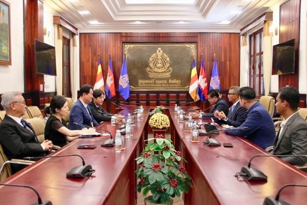 “캄보디아 국왕 훈장 수훈”…이동섭, 태권도 국제 보급 공로 인정 / 연합뉴스