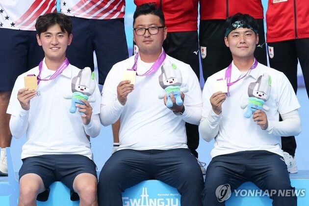 “남자 단체 3연패 달성”…김우진·김제덕·이우석, 세계양궁선수권 금메달 / 연합뉴스
