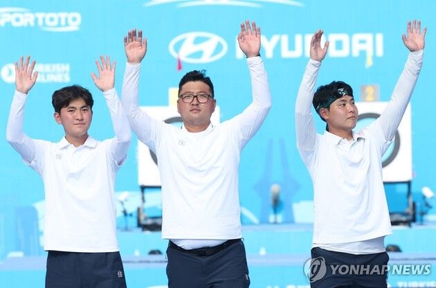 “시상식 묵념으로 스승 추모”…김우진·김제덕·이우석, 남자단체 리커브 3연패 달성 / 연합뉴스