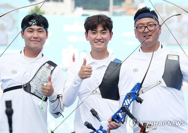 “핑거탭 이탈 극복”…한국 남자 양궁, 세계선수권 단체전 3연패 달성 / 연합뉴스