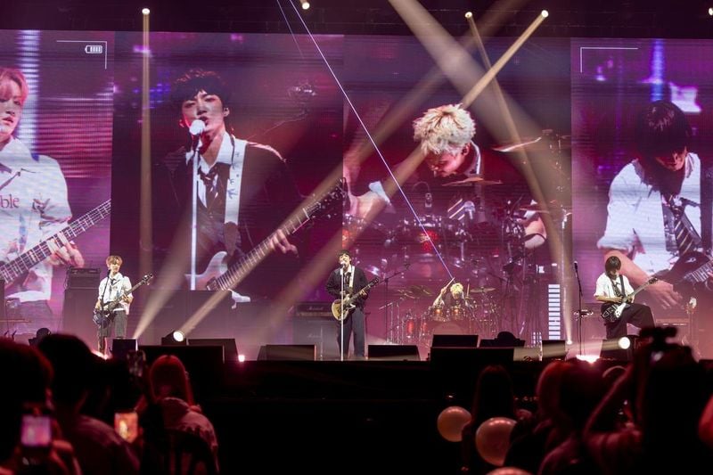 “AxMxP 데뷔 현장, 2200명 뜨겁게 물들였다”…올림픽홀 가득 찬 무대→신예 밴드 첫발 / FNC엔터테인먼트