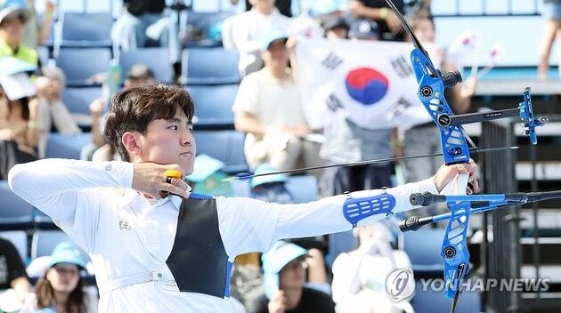 “7-1 완승으로 8강행”…김제덕, 세계양궁 단식 한국 유일 생존 / 연합뉴스