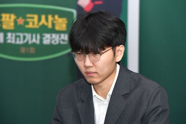 “189수 흑 불계승”…신진서, 쏘팔코사놀 2국 제압하며 승부 원점 / 연합뉴스