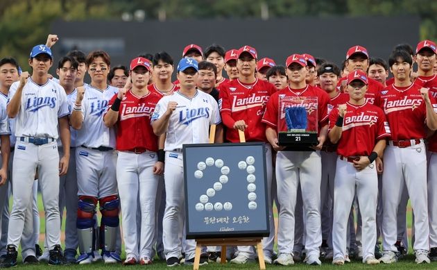 “사인볼로 만든 21번”…SSG, 오승환에 기념액자 선물 / 연합뉴스