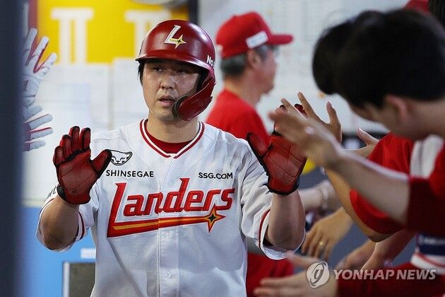 “10시즌 연속 20홈런 달성”…최정, KBO리그 사상 첫 대기록 / 연합뉴스