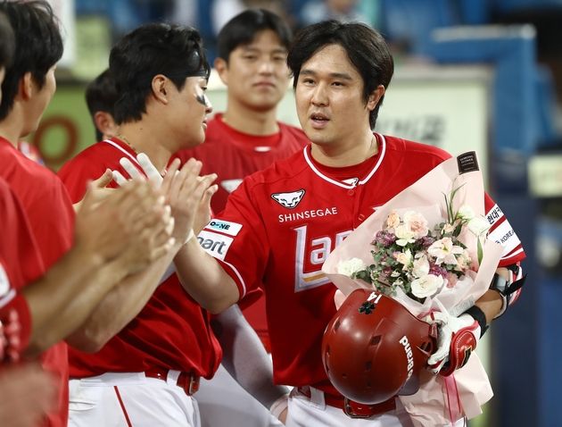 “10년 연속 20홈런 대기록”…최정, 역전포로 SSG 승리 견인 / 연합뉴스