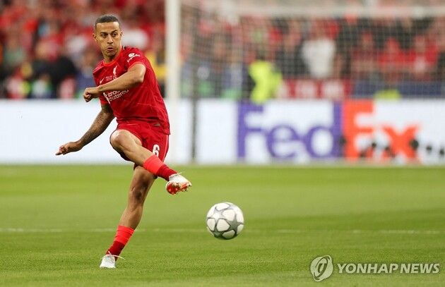 “1군 코치 공식 합류”…티아고 알칸타라, FC바르셀로나 복귀 지도자 변신 / 연합뉴스