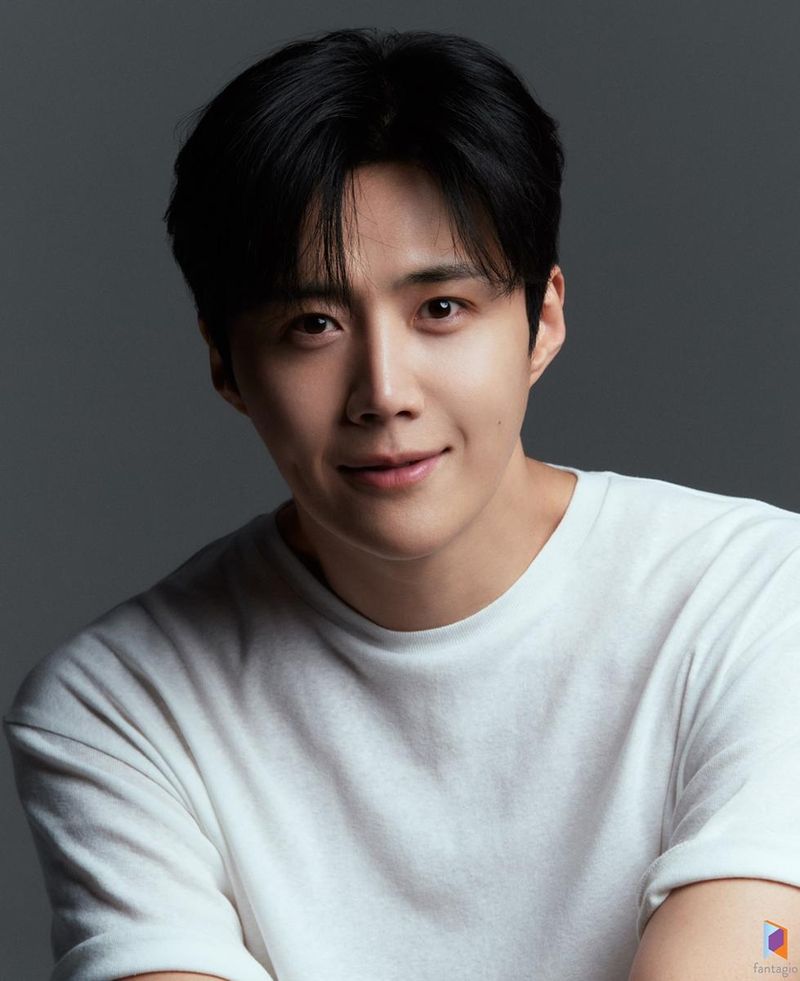 “무대 위 1인 다역으로 돌아온다”…김선호, ‘비밀통로’서 새로운 연극 도전→기대감 고조 / 판타지오