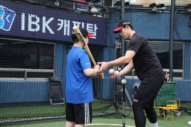 “난치병 아동과 특별한 시간”…홍창기, 서윤후 군과 잠실구장 추억 / 연합뉴스