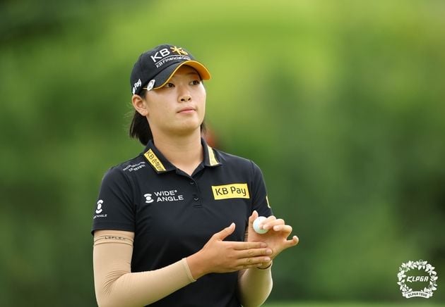 “5언더파 67타 완벽 조준”…방신실·이동은, KLPGA 읏맨오픈 2R 공동 선두 / 연합뉴스
