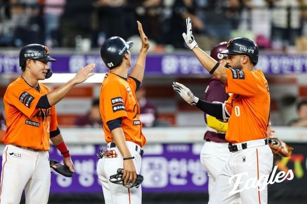 “만루 홈런 폭발”…한화 리베라토, 10-5 승리로 선두 추격 2.5경기 / 연합뉴스