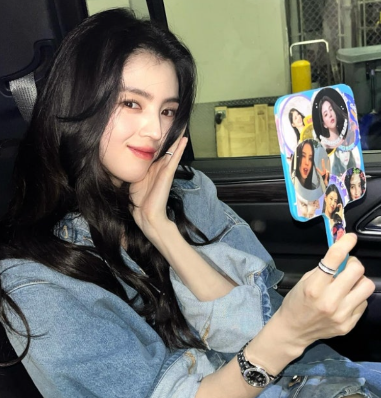 한소희, 거울 앞 미소에 담긴 여운