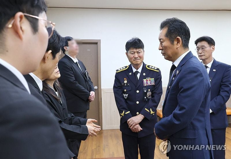 더불어민주당 정청래 대표가 12일 인천 동구의 한 장례식장에 마련된 해양경찰관 고(故) 이재석 경사 빈소를 찾아 조문한 뒤 유가족을 위로하고 있다. 이 경사는 지난 11일 인천 옹진군 영흥도 갯벌에 고립된 70대 A씨를 구조하는 과정에서 자신이 착용했던 구명조끼를 A씨에게 입혀준 뒤 함께 헤엄쳐 나오다 실종됐다. 2025.9.12 / 연합뉴스