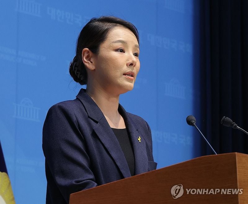 조국혁신당 강미정 대변인이 4일 서울 여의도 국회 소통관에서 당내 성비위 의혹과 관련한 탈당 기자회견을 하고 있다. 2025.9.4 / 연합뉴스