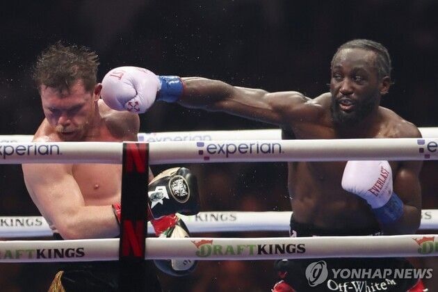“심판 전원일치 판정승”…크로퍼드, 알바레스 꺾고 3체급 통합 챔피언 등극 / 연합뉴스