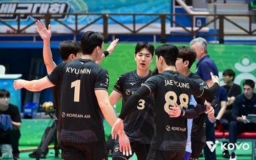 “세트스코어 3-0 완승”…대한항공, 우리카드 꺾고 헤난 감독 데뷔전 첫 승 / 연합뉴스