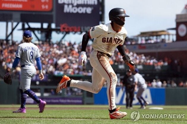 “3경기 연속 무안타”…이정후, 몸 맞는 공 출루로 1득점 / 연합뉴스