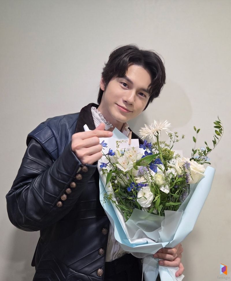 “셰익스피어 인 러브가 선물한 성장”…옹성우, 첫 연극 무대 마지막 인사→팬들 기대 모았다 / 판타지오