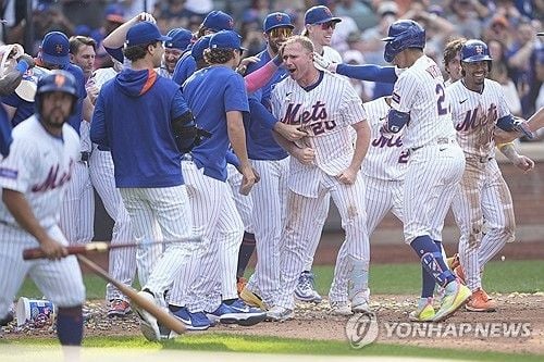 “끝내기 3점 홈런”…알론소, 8연패 탈출 이끌고 WC 3위 수성 / 연합뉴스