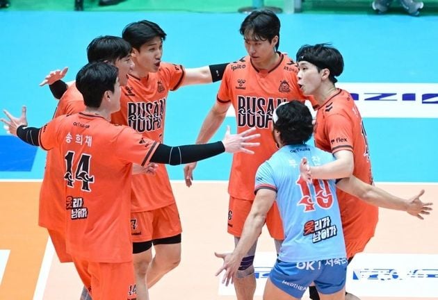 “신장호 17점 활약”…OK저축은행, KB손보 상대로 컵대회 3-0 완승 / 연합뉴스