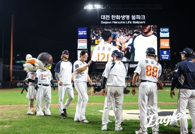 “7년 만의 가을 야구 확정”…한화, 홈구장 첫해 PS 진출 쾌거 / 연합뉴스