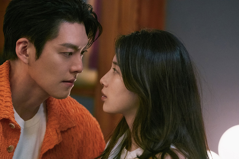 수지X김우빈 캐릭터 스틸컷 공개(출처=넷플릭스)