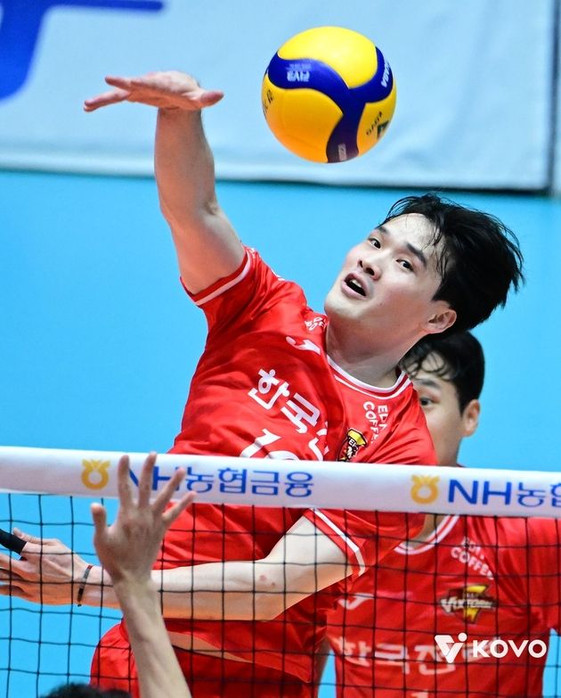 “블로킹 13-7 완승”…한국전력, 우리카드 꺾고 컵대회 준결승 진출 / 연합뉴스