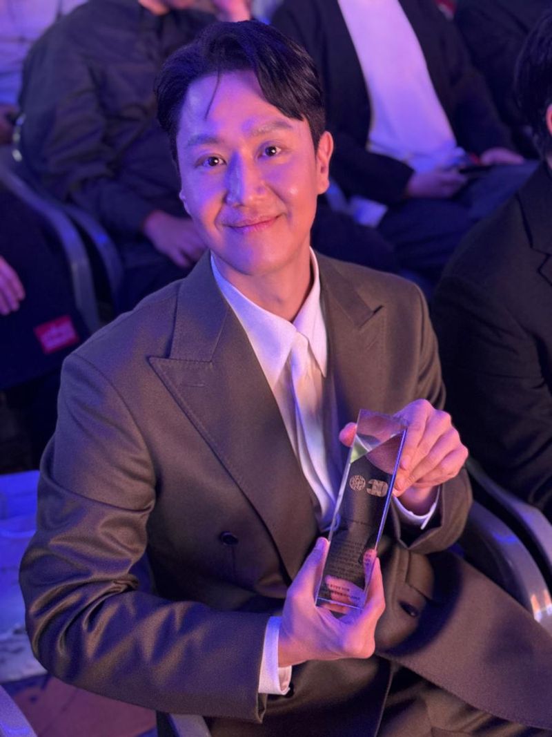 “부산이 사랑한 얼굴”…정우, ‘짱구’ 첫 연출작으로 영화제 영예→관객의 기대 집중 / BH엔터테인먼트