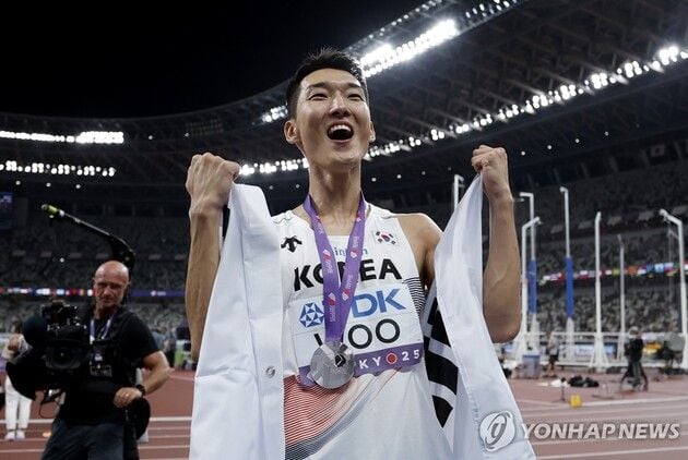 “2m34 대역전 드라마”…우상혁, 도쿄 세계선수권 은메달 획득 / 연합뉴스