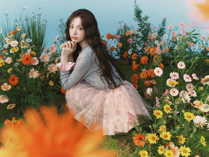 “화려함의 정점”…아이브 리즈, ‘에잇세컨즈’ 신비로운 매력→FW 화보서 존재감 / 에잇세컨즈