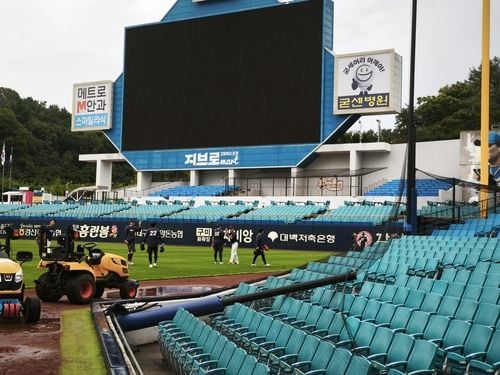 “그라운드 사고로 경기 중단”…롯데-삼성 대구전 비로 취소 / 연합뉴스