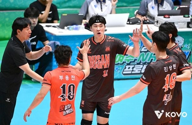 “전광인 21점 맹폭”…OK저축은행, 삼성화재 꺾고 컵대회 A조 1위 / 연합뉴스