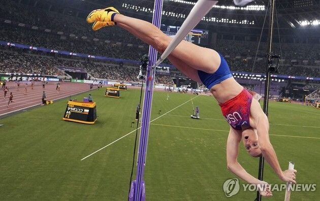 “4m90 대역전”…케이티 문, 세계선수권 장대높이 3연패 / 연합뉴스
