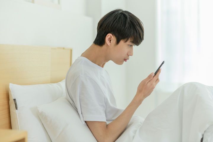 “스마트폰 자세가 청년 마비 초래”…스마트헬스 경각심 확산