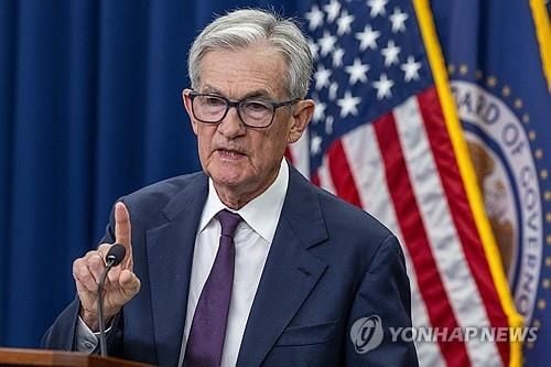 美 연준, 기준금리 0.25%포인트 인하…고용시장 위험 반영