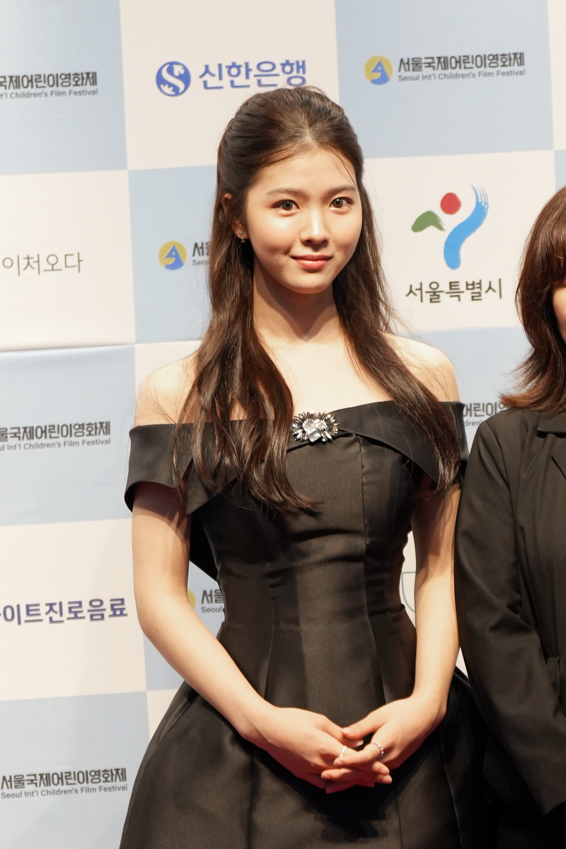 “빛나는 레드카펫 위”…최명빈, ‘서울국제어린이영화제’ 폐막식 우아한 미소로 시선 집중 / 프레인TPC