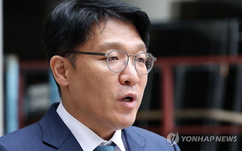 김건희 여사에게 고가의 그림을 건네고 공천을 청탁했다는 의혹을 받는 김상민 전 부장검사가 17일 서울 서초구 서울중앙지법에서 열린 구속 전 피의자 심문(영장실질심사)에 출석하면서 취재진 질문에 답하고 있다. 2025.9.17 [공동취재] / 연합뉴스
